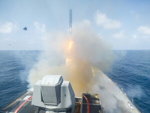 США використовують проти Ірану дорогу дефіцитну зброю, призначену для сильніших противників – Bloomberg