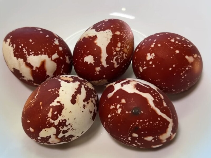 Растворите это в настое луковой шелухи – и получатся космические крашенки. Секретный метод без химии