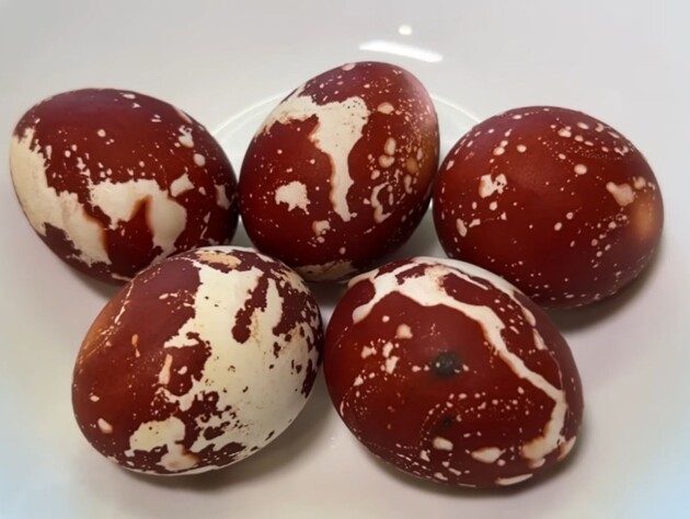 Растворите это в настое луковой шелухи – и получатся космические крашенки. Секретный метод без химии