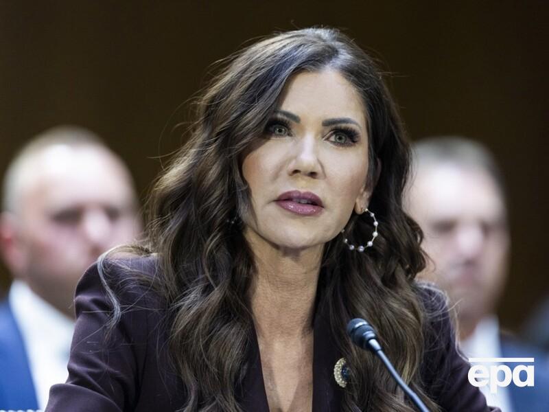 Трамп звільнив главу МВБ, яка позувала на тлі ув'язнених у Сальвадорі