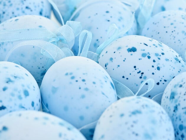 Натріть яйця цим, перш ніж фарбувати – і отримаєте цікаві крапинки на поверхні