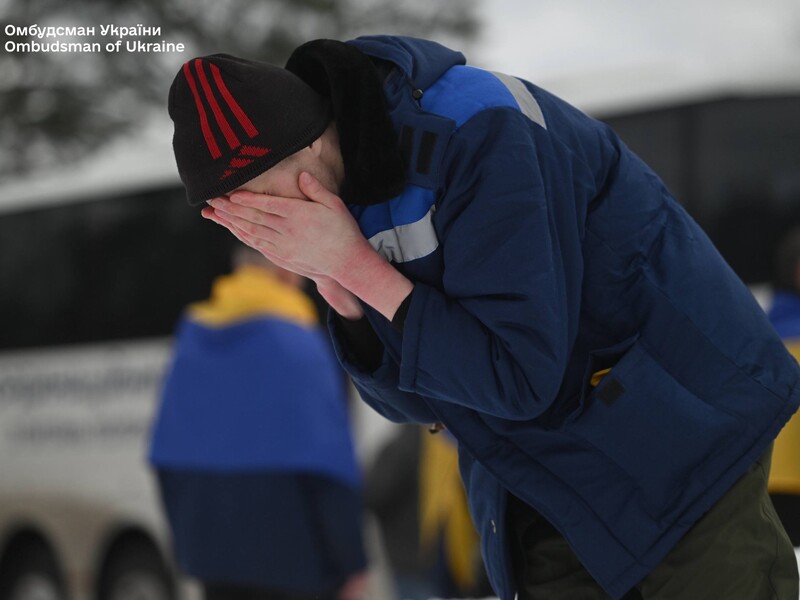 "Більше й на хвилину вас не покину". Український захисник після полону зателефонував рідним. Відео