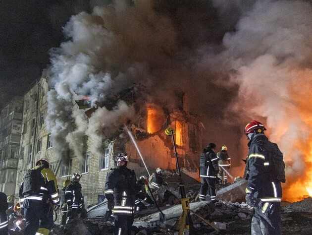 В Харькове ракета оккупантов разрушила подъезд пятиэтажного дома, есть погибшие