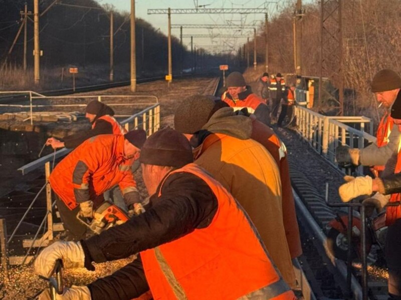 Низка поїздів змінює маршрути. Росіяни атакували залізницю й порти України. Фото