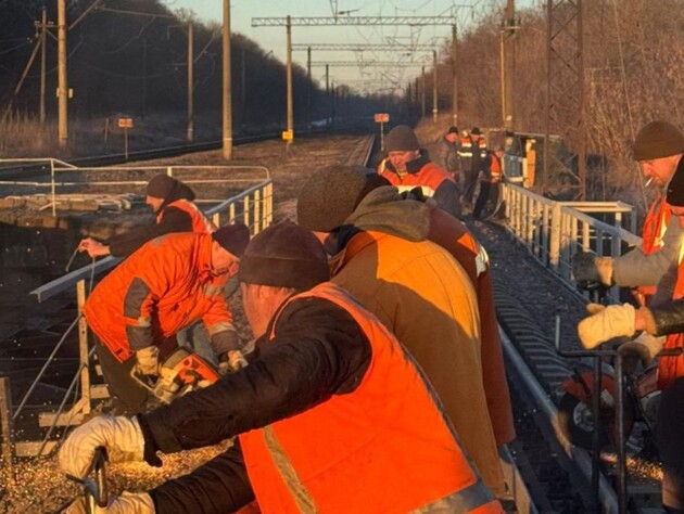 Низка поїздів змінює маршрути. Росіяни атакували залізницю й порти України. Фото