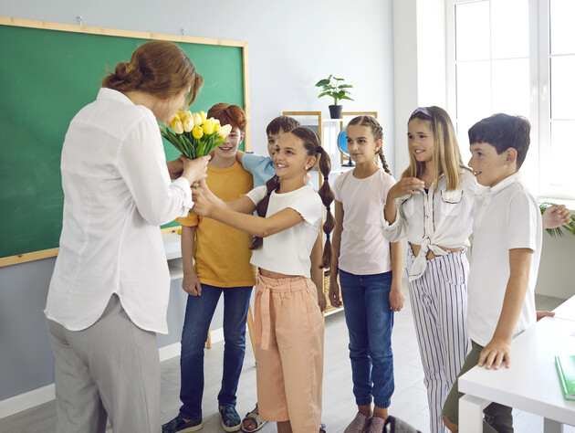 Букеты отменяются? Украинским учителям официально посоветовали изменить подход к 8 марта