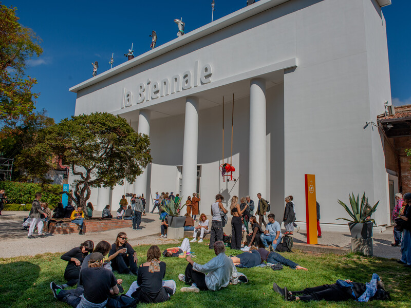 Литва отреагировала на решение Венецианской биеннале 