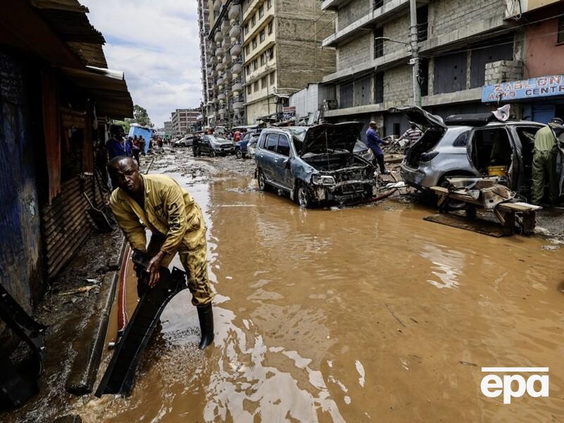 Раптова повінь забрала життя понад 20 людей у Кенії й паралізувала роботу аеропорту – Reuters