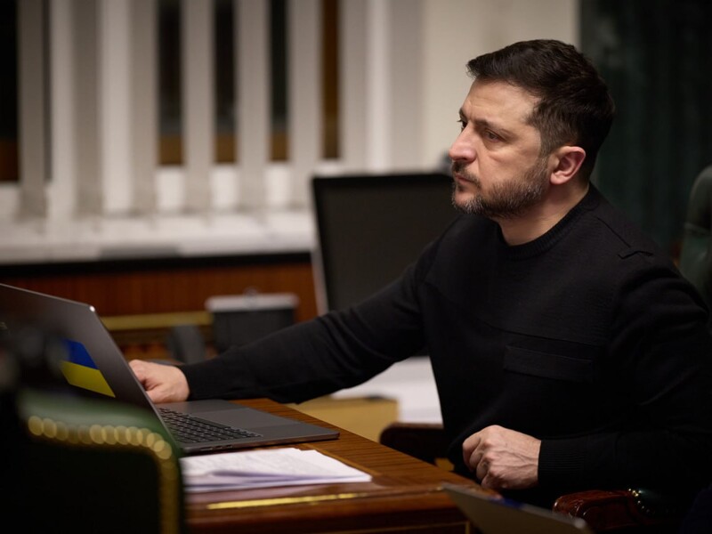 "Утримали ключові напрямки захисту". Зеленський поговорив із Макроном про Україну й Іран