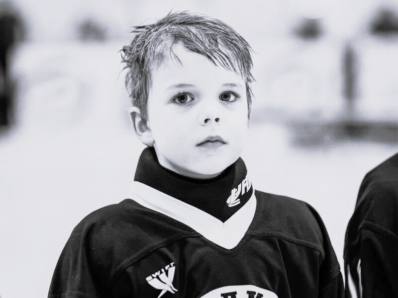 "Пам’ятаємо його усмішку". Ліцей і хокейний клуб розповіли про загиблих в Харкові вчительку і її сина