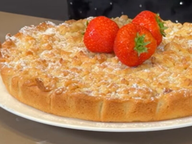 Теща Гордона раскрыла секрет своего легендарного тертого пирога к чаю. Простой рецепт