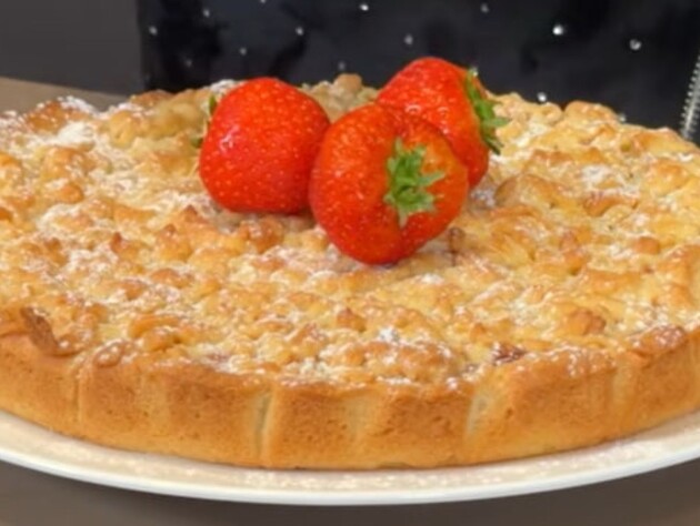 Теща Гордона раскрыла секрет своего легендарного тертого пирога к чаю. Простой рецепт