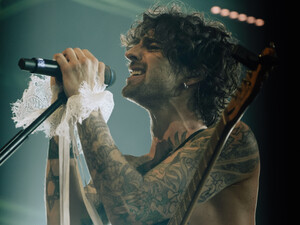 Гарячі танці, сталевий прес і нові хіти. Найяскравіші фото й відео з концерту Dantes у Києві