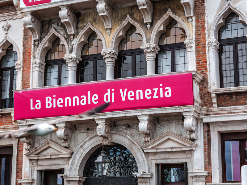 Зв'язки з ВПК і відбілювання злочинів. Україна вимагає не пускати РФ на Венеціанську бієнале