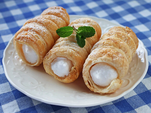 Усього 15 хвилин – і трубочки з білковим кремом готові. Покроковий рецепт