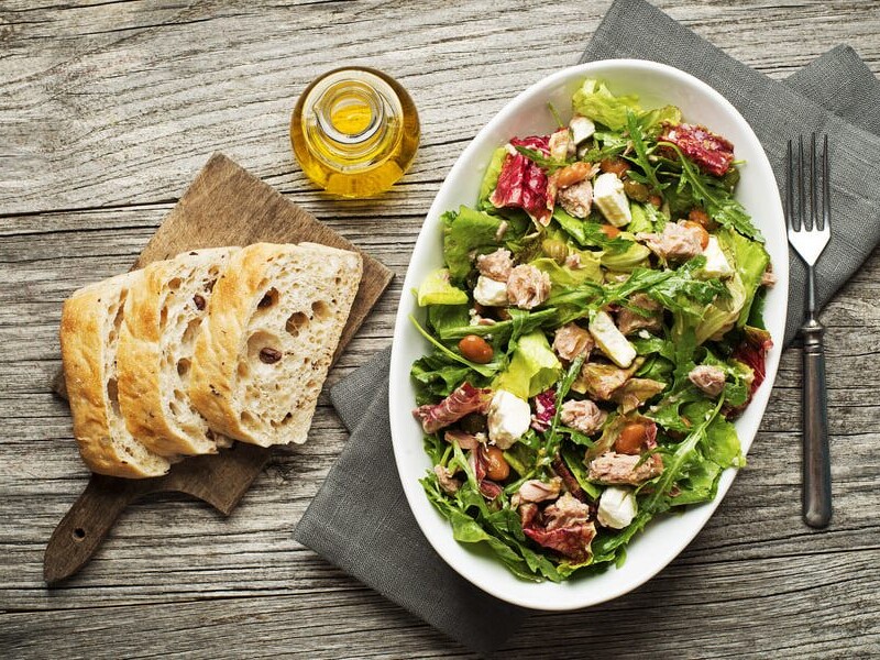 Если у вас есть банка тунца – приготовьте этот легкий и питательный салат. Простой рецепт