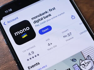 Прапор Росії чи Словенії? Monobank потрапив у скандал через блокування українки. Усі подробиці