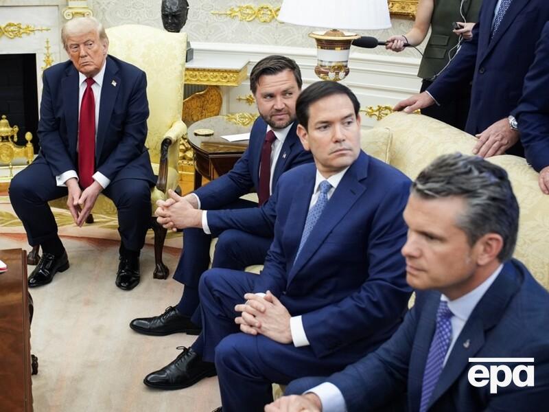 Трамп подарував членам своєї команди туфлі. Тепер вони бояться їх не носити – ЗМІ