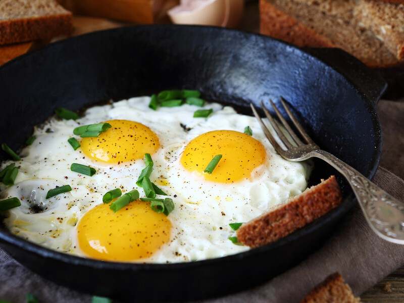 Як бити яйця, щоб у яєчні не було шкаралупи. Секрет ідеального удару