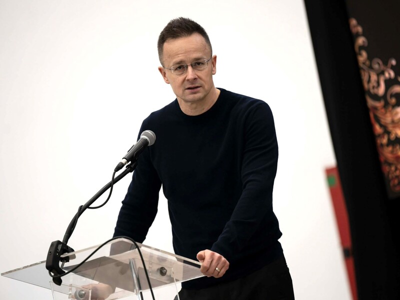 Сійярто звинуватив Зеленського у брехні й показав ноту, Україна у відповідь показала свою