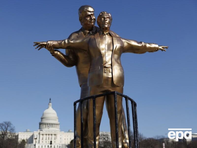 У позі з "Титаніка". У Вашингтоні з'явилася статуя Трампа й Епштейна. Фото