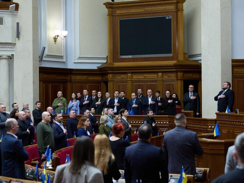 "Верховна Рада розвалюється на очах". Після корупційних скандалів нардепи саботують "закони МВФ"