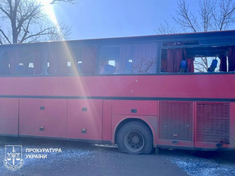 РФ ударила ракетою біля автобуса в Харківський області. Є загиблі. Фото