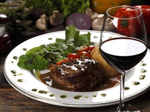 Зачем опытные повара добавляют на сковороду вино. Секрет, который превратит еду в шедевр