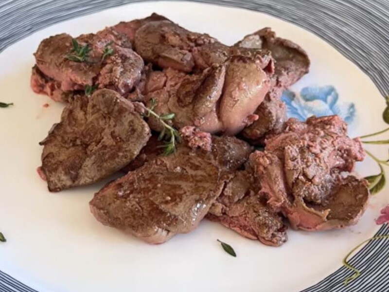 Просто положите печень в обычный пакет, залейте кипятком – и она будет нежнее фуа-гра