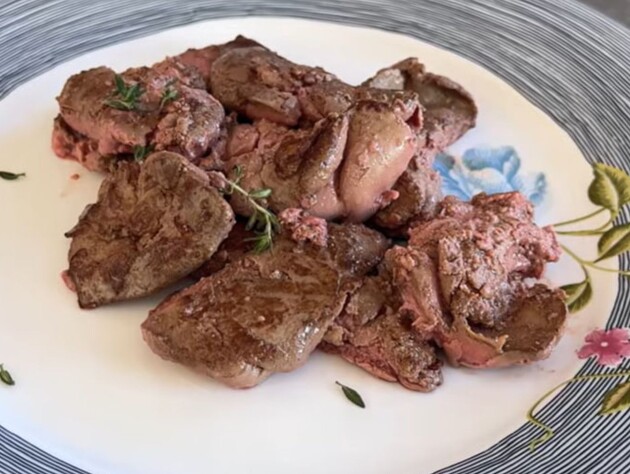 Просто положите печень в обычный пакет, залейте кипятком – и она будет нежнее фуа-гра