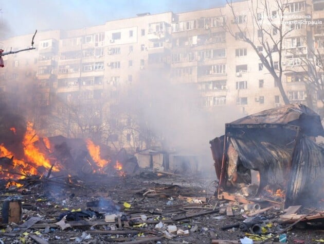 Росіяни влучили у двір житлового кварталу Запоріжжя. Відомо про загиблу людину й поранених