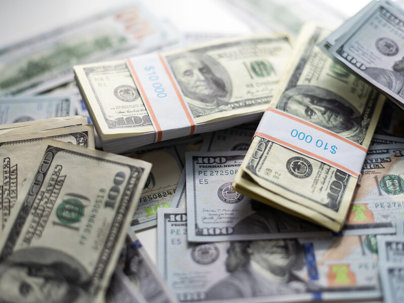 Нацбанк продає мільярдами валюту з резервів, а гривня б’є антирекорди