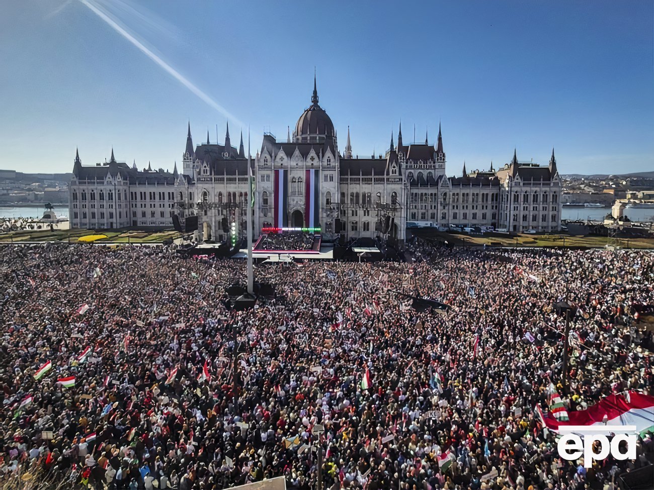 На митинге в Будапеште Орбан заявил, что выбор стоит между ним и Зеленским. Мадяр назвал его предателем. Фоторепортаж