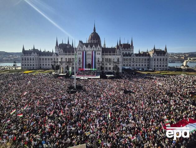 На мітингу в Будапешті Орбан заявив, що вибір стоїть між ним і Зеленським. Мадяр назвав його зрадником. Фоторепортаж