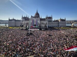 На митинге в Будапеште Орбан заявил, что выбор стоит между ним и Зеленским. Мадяр назвал его предателем. Фоторепортаж
