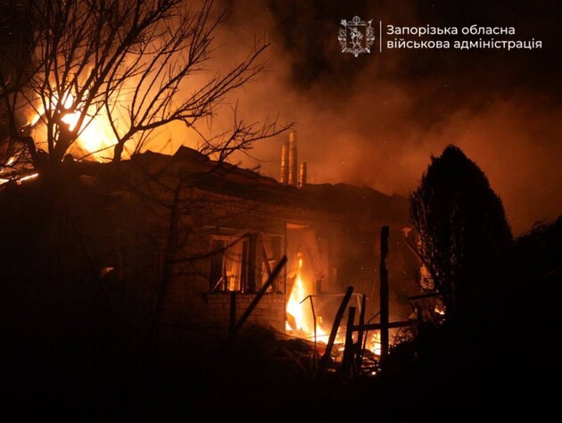 Россияне обстреляли частный сектор Запорожья. В городе масштабный пожар