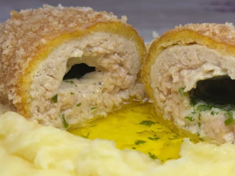 Именно из такого фарша котлета по-киевски получается очень сочной, нежной и невероятно ароматной