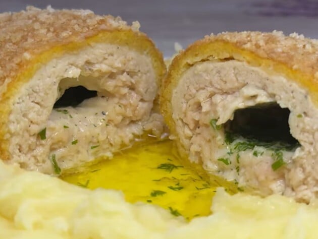 Именно из такого фарша котлета по-киевски получаются очень сочная, нежная и невероятно ароматная