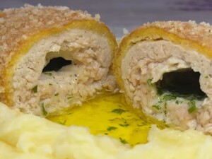 Именно из такого фарша котлета по-киевски получается очень сочной, нежной и невероятно ароматной