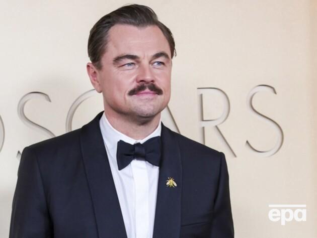 Почему все обсуждают новые усы ДиКаприо, которые СМИ назвали крашеными. Фото