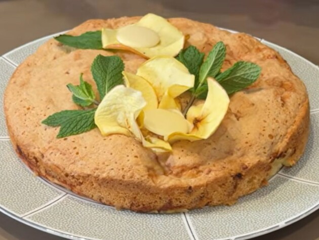 Нежнейший заливной пирог от тещи Гордона. Просто смешайте это с яйцами