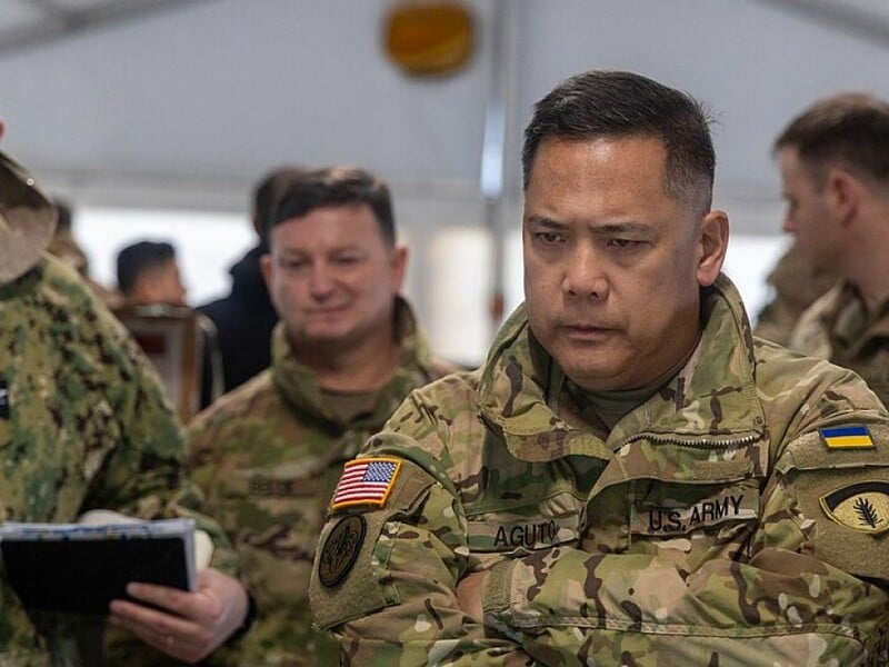 Пентагон рассказал о генерале США, который пил чачу в Киеве и потерял секретные карты