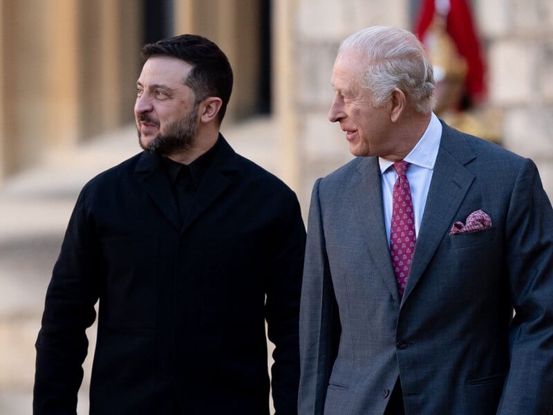 Кто подслушивает Зеленского? Букингемский дворец показал пикантное фото президента Украины