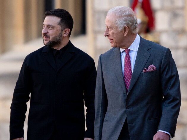 Кто подслушивает Зеленского? Букингемский дворец показал пикантное фото президента Украины