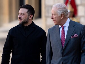 Хто підслуховує Зеленського? Букінгемський палац показав пікантне фото президента України