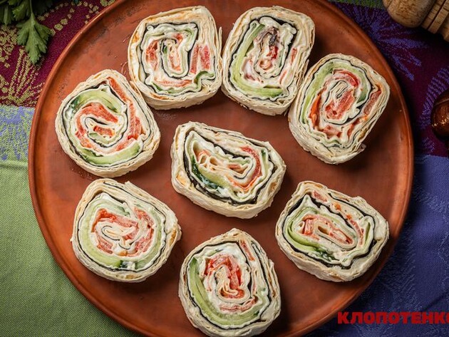 Ця страва нагадує суші-роли, ае коштує значно дешевше. Рецепт рулета з лаваша