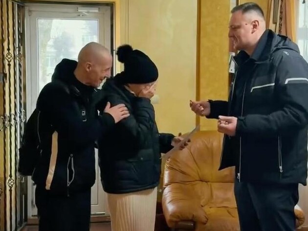 "Ви повертаєте життя". "Труха Україна" купила квартиру для сім'ї переселенців із Лисичанська