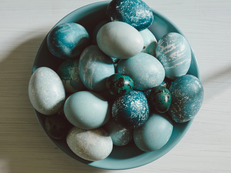 Смажьте этим яйца – и они будут сверкать. Как сделать малахитовые крашенки без химии