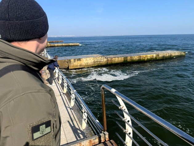 Жовті плями й запах олії. В Одесі зафіксували забруднення морської води. Це пов'язують з атакою РФ. Відео