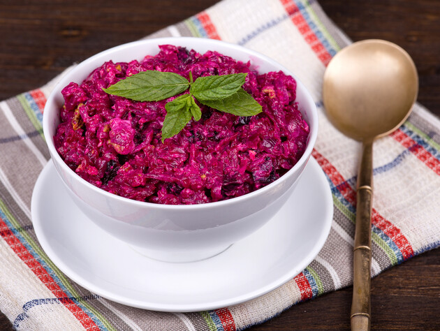 Натріть буряк і додайте ще пару інгредієнтів. Простий, поживний і смачний салат